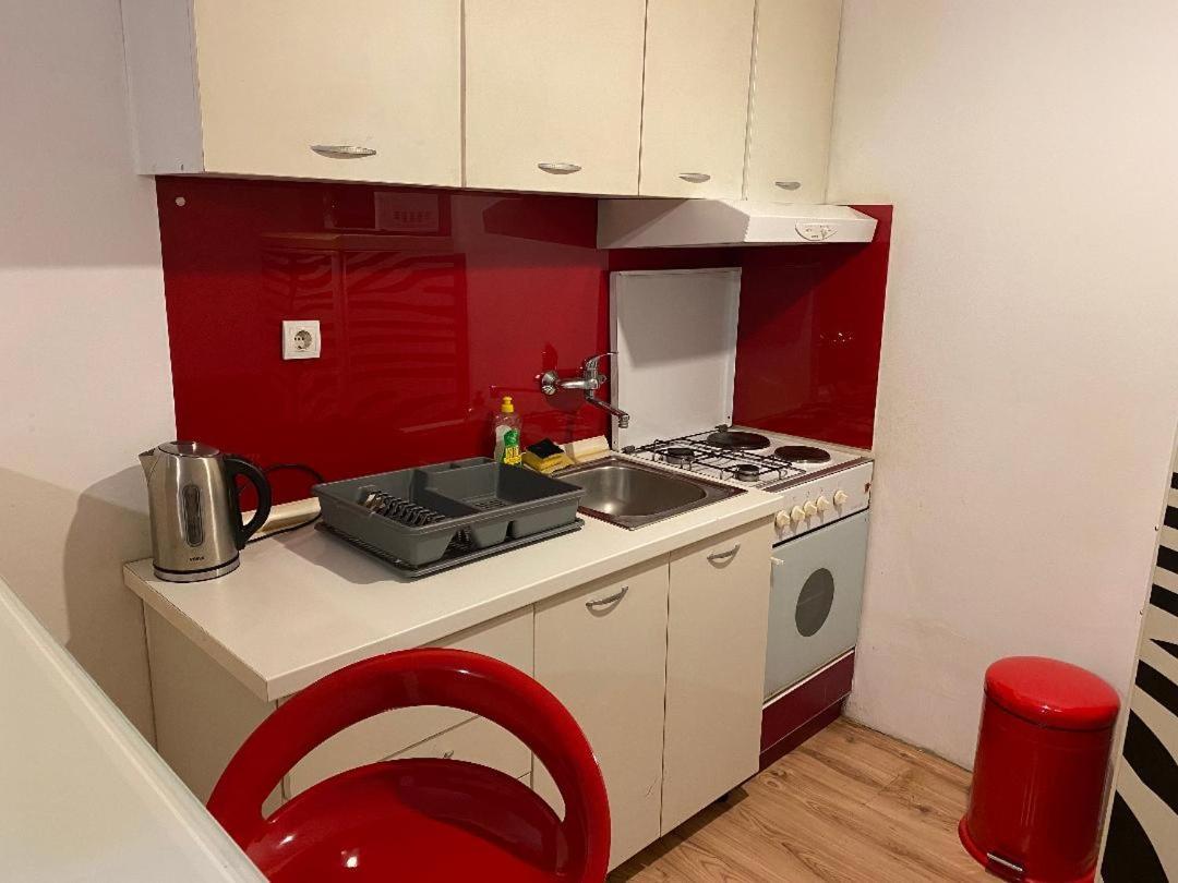 Adorable 1-Bedroom Guesthouse & Private Parking Place Velika Mlaka Bagian luar foto